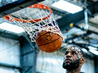 NBA球星训练馆投篮特写，篮球在空中飞行轨迹清晰可见